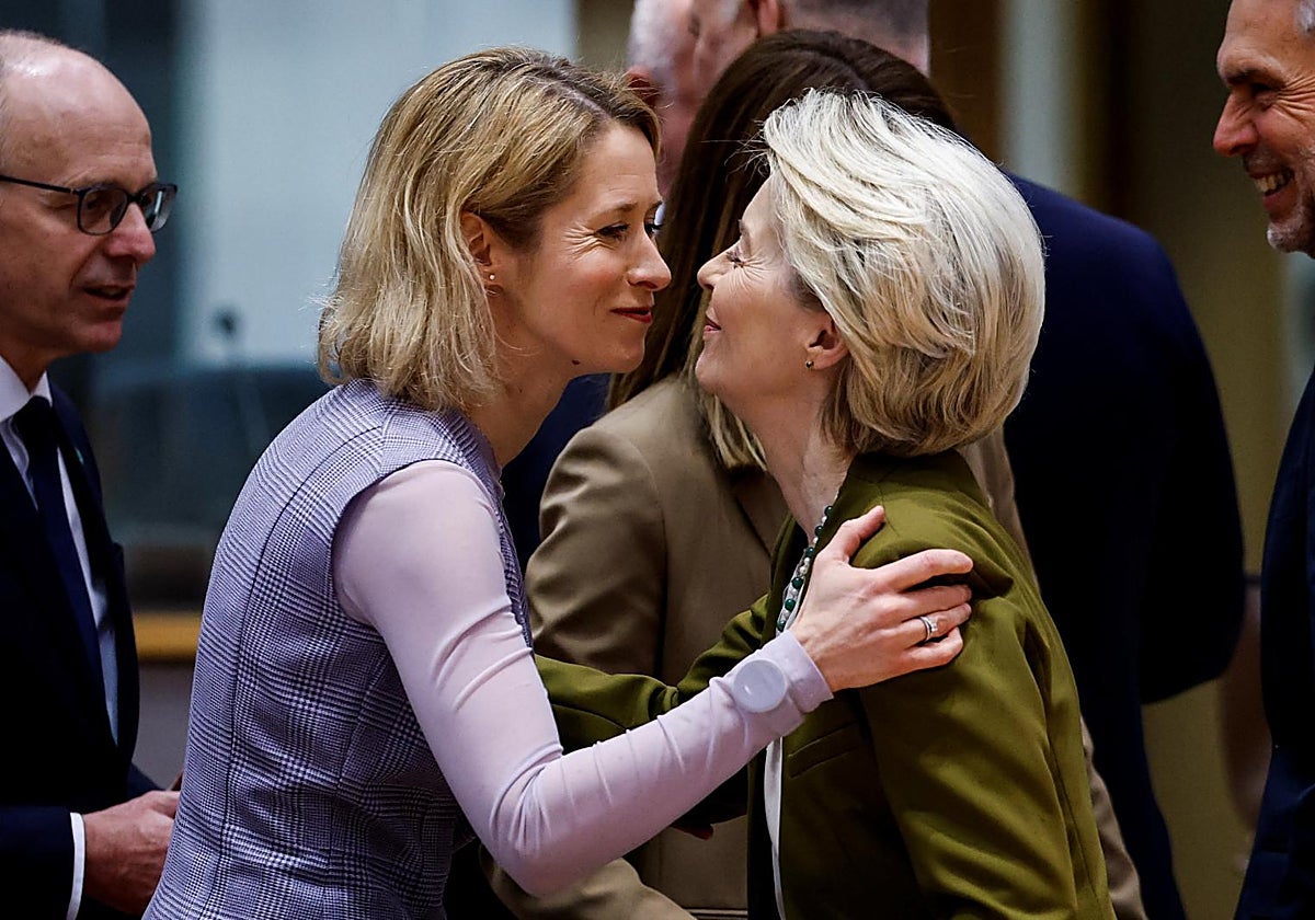 La jefa de la diplomacia europea, Kaja Kallas, saluda a la presidenta de la Comisión Europea, Ursula von der Leyen, este jueves en Bruselas