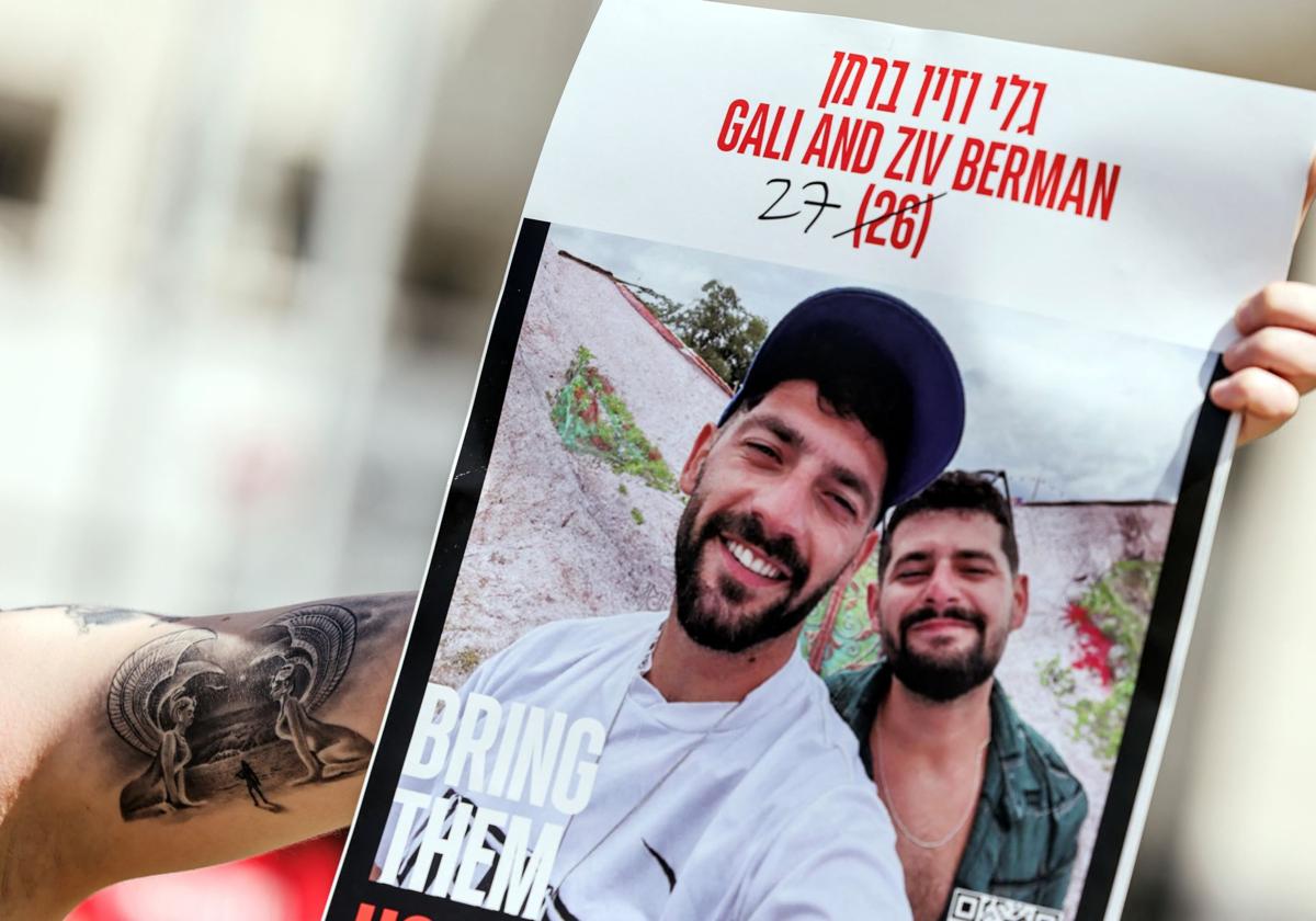 Un cartel de los rehenes Gali y Ziv Berman durante una manifestación contra las medidas de Israel