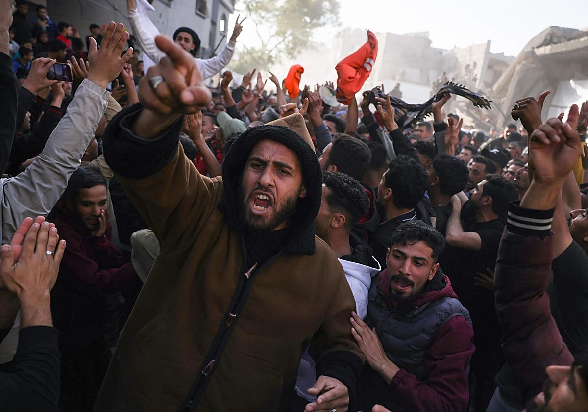 Gazatíes gritan eslóganes contra Hamás en Beit Lahia, al norte de la Franja