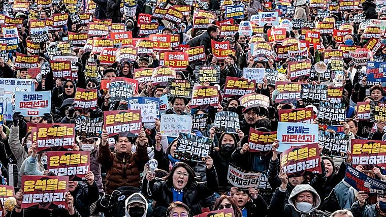 Manifestantes asisten a una protesta contra el presidente surcoreano destituido, Yoon Suk-yeol,