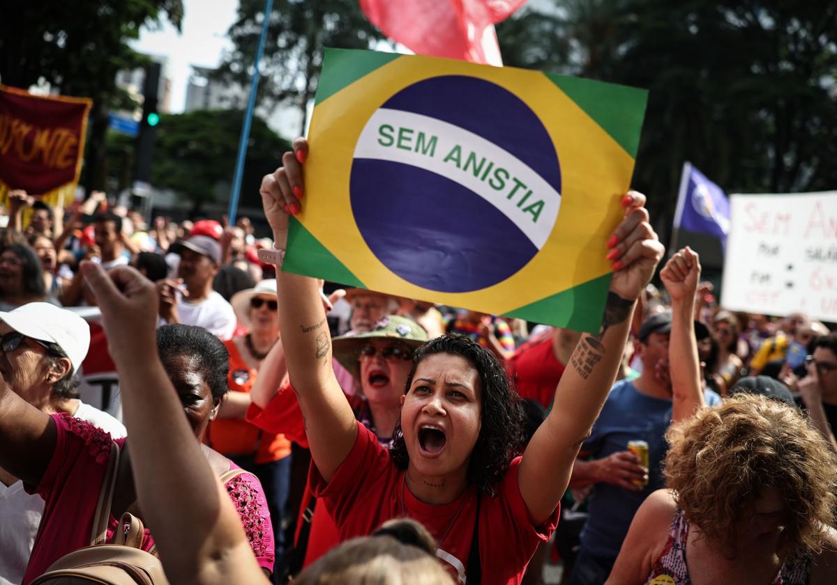 Cientos de brasileños exigen encarcelar a Bolsonaro y tumbar el proyecto de amnistía en Sao Paulo