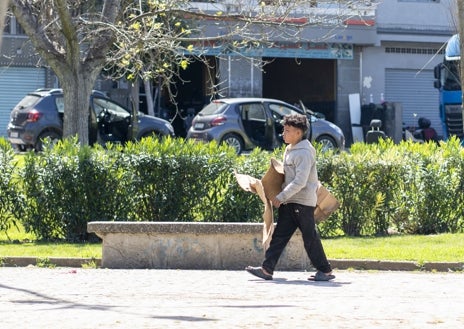 Imagen secundaria 1 - Un chaval, de no más de 12 años, vive en las calles de Tánger