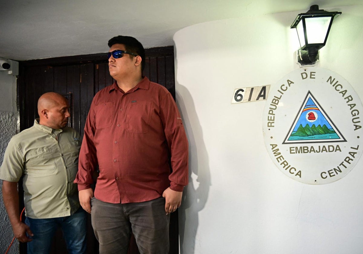 Guardaespaldas de Martinelli en la puerta de la Embajada de Nicaragua en la capital panameña