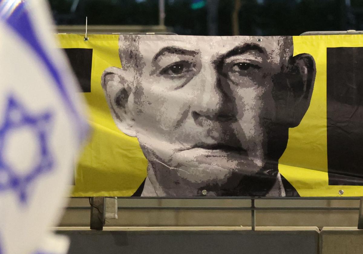Pancarta de Benjamín Netanyahu en protestas antigubernamentales por la actuación el 7 de octubre de 2023