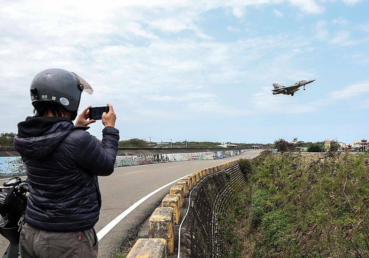 Un caza Mirage 2000 de la Fuerza Aérea de Taiwán se prepara para aterrizar en la base aérea de Hsinchu