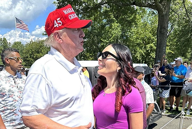 Donald Trump con la polemista republicana Laura Loomer