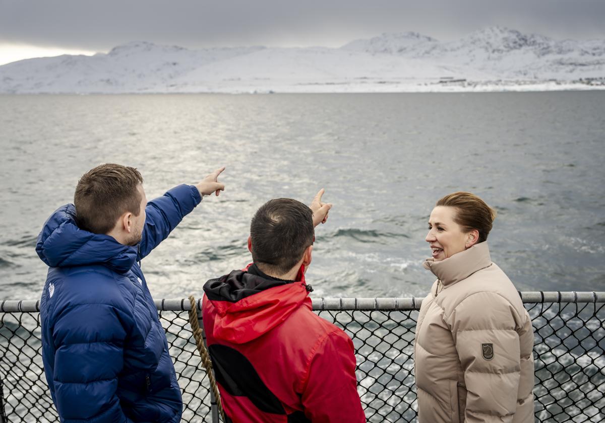 La primera ministra danesa en su visita a Groenlandia.