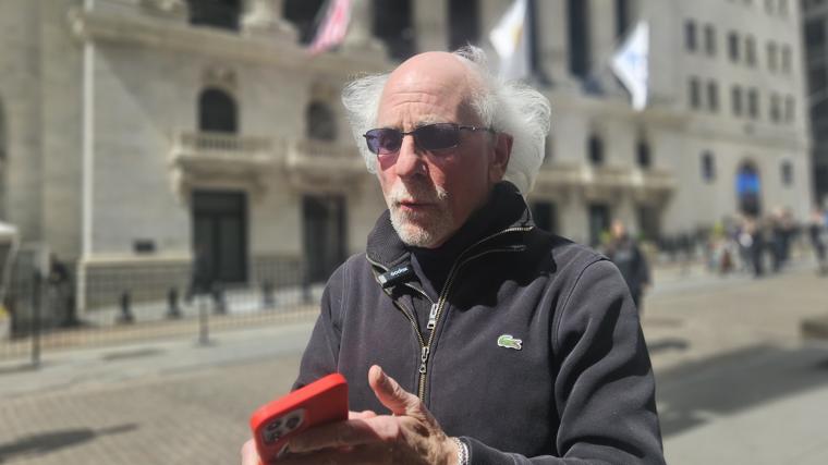 Peter Tuchman, frente a Wall Street