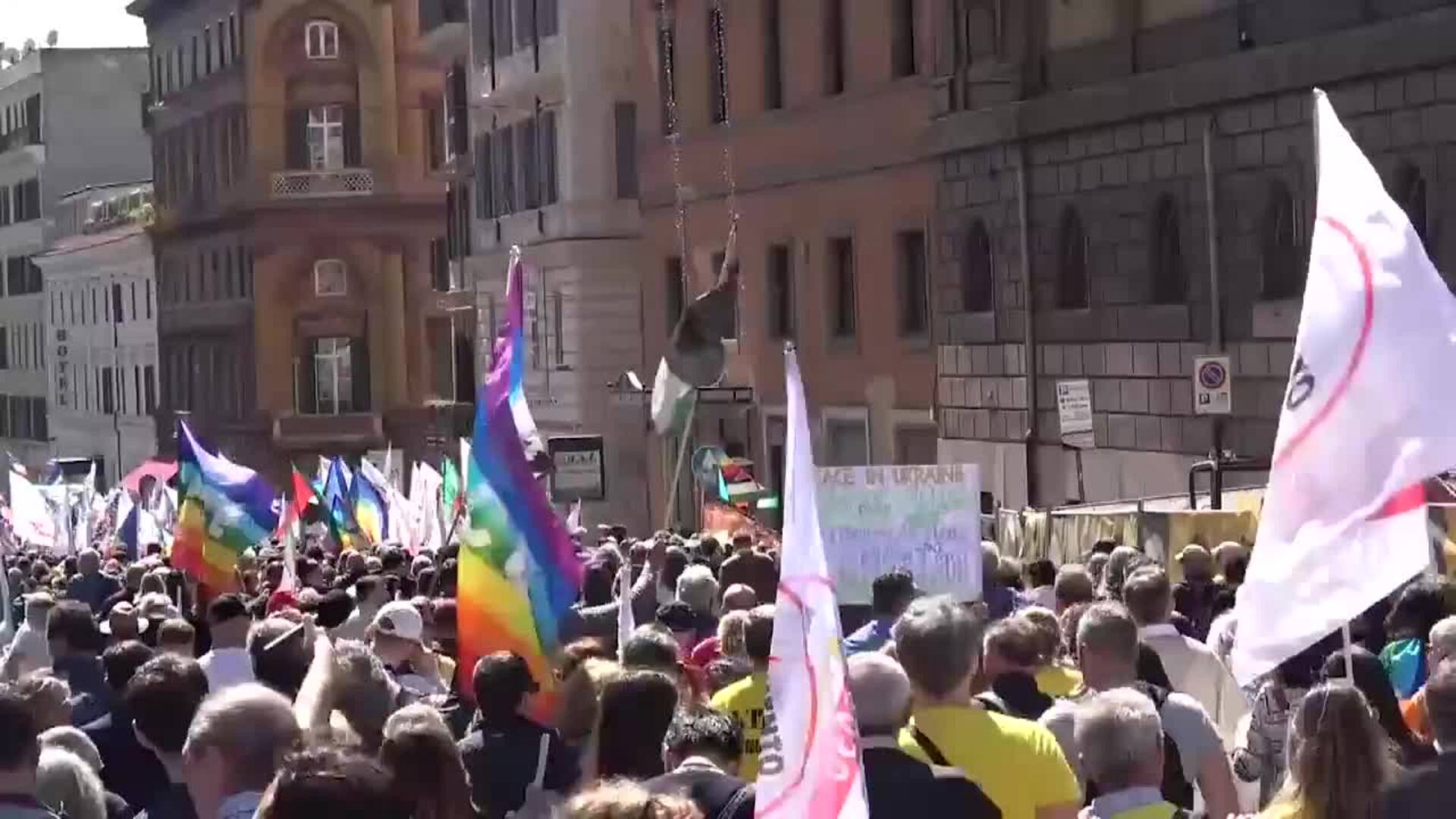 Miles de personas marchan en Roma contra la "locura" del rearme de Europa
