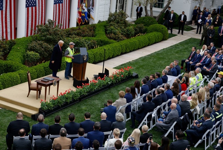 El fundador de Auto Workers for Trump, Brian Pannebecker, habla junto a Trump