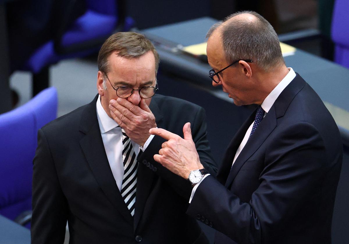 El canciller en funciones de Alemania y líder del partido Unión Cristianodemócrata, Friedrich Merz, y el ministro alemán de Defensa, Boris Pistorius
