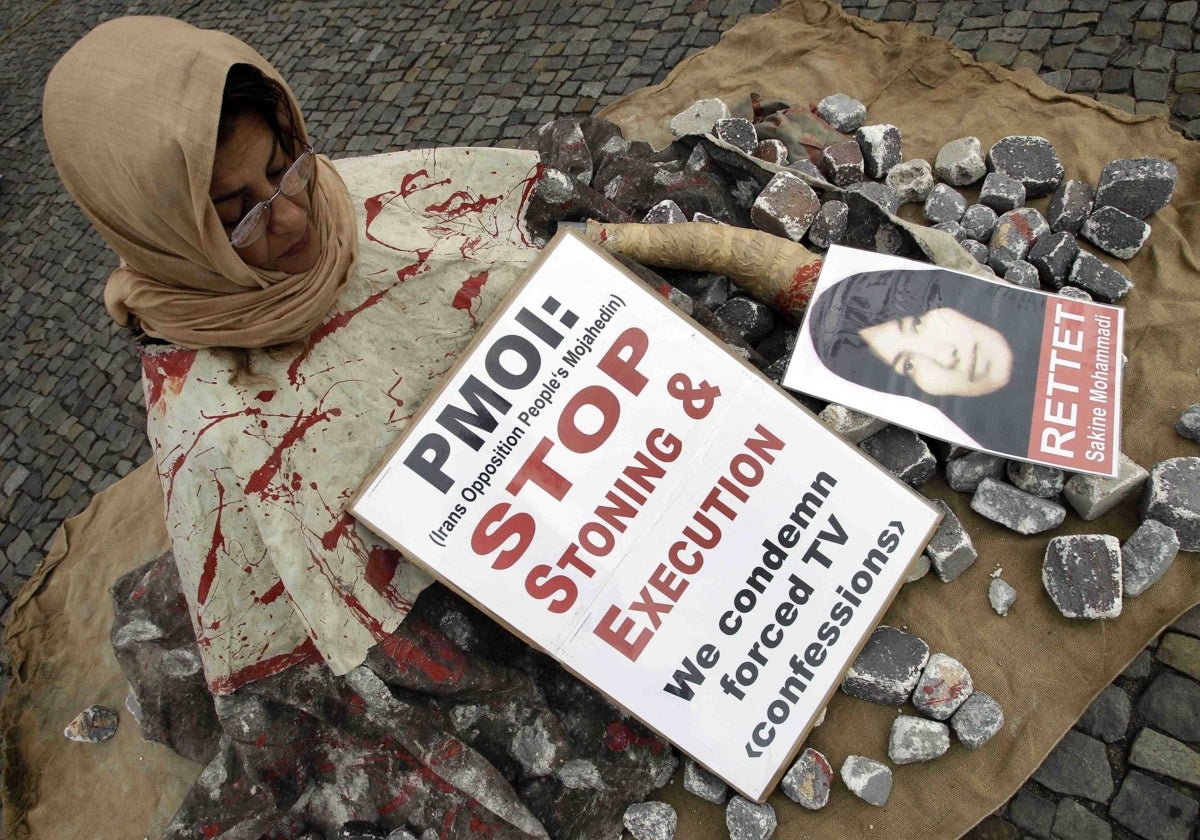 Una mujer posa durante una manifestación del Consejo Nacional de Resistencia de Irán contra la lapidación y la pena de muerte