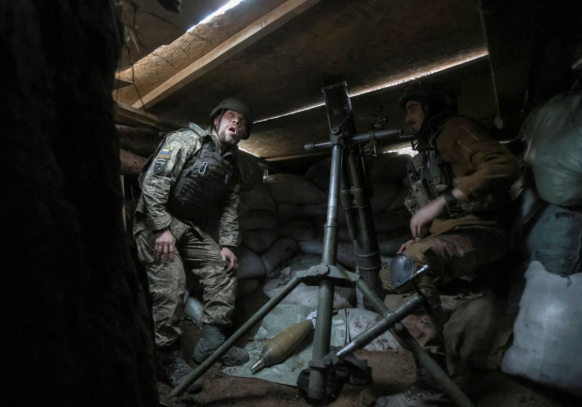 Un militar ucraniano se prepara para disparar un mortero cerca de la frontera con Rusia