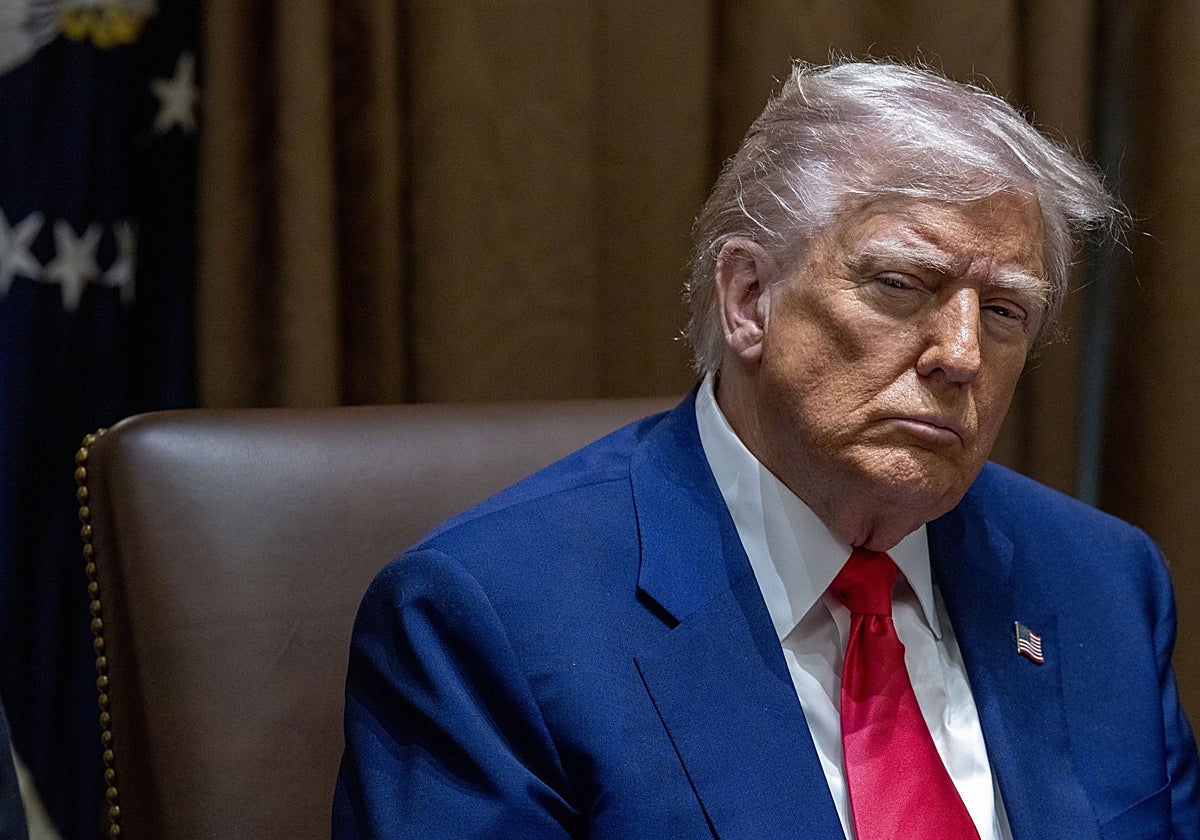 El presidente de Estados Unidos, Donald J. Trump, escucha comentarios durante una reunión del Gabinete en la Sala del Gabinete de la Casa Blanca