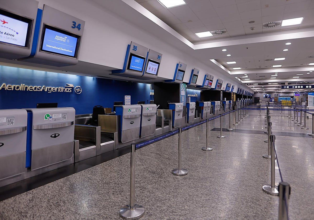 Imagen del Aeropuerto Internacional Jorge Newbery, en Buenos Aires, paralizado este jueves