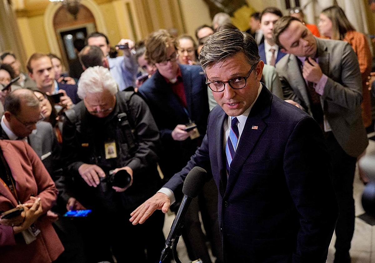 El presidente de la Cámara, Mike Johnson, comparece ante los periodistas