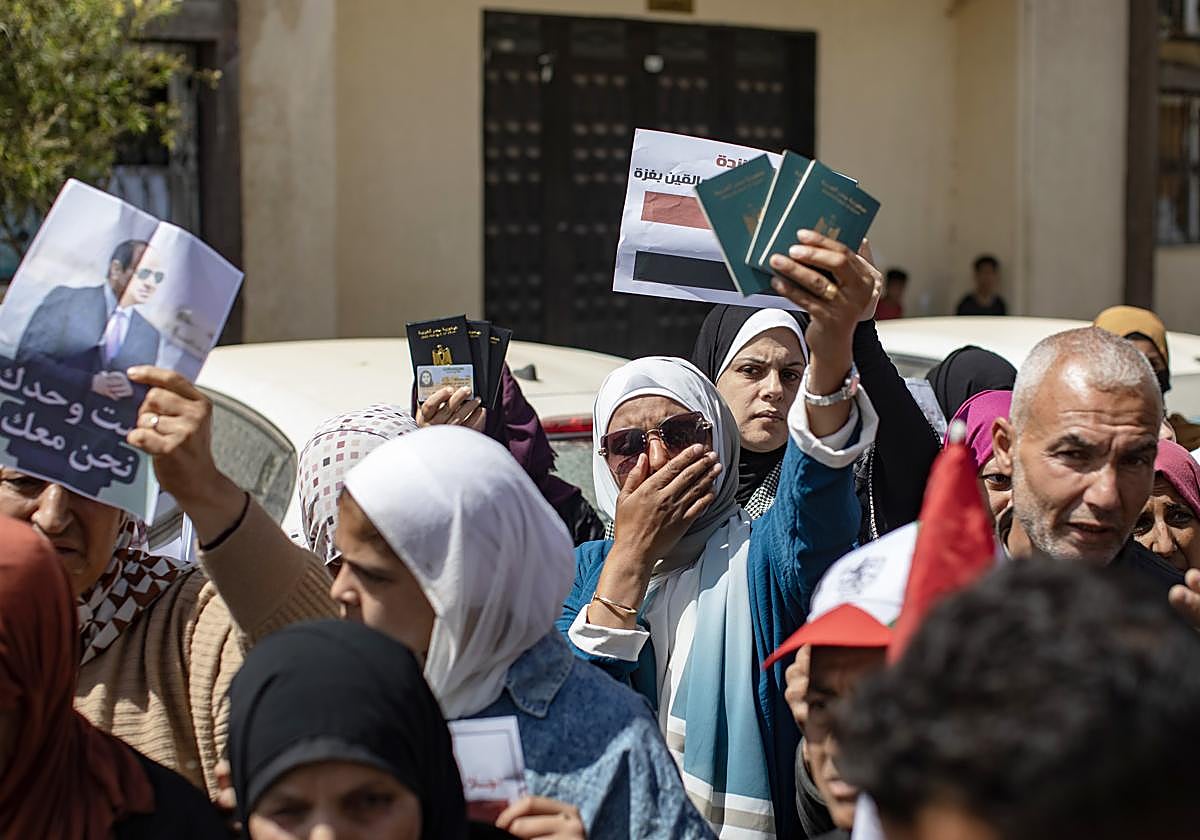 Ciudadanos egipcios varados en la Franja de Gaza realizan una protesta exigiendo al gobierno egipcio que abra el cruce de Rafah