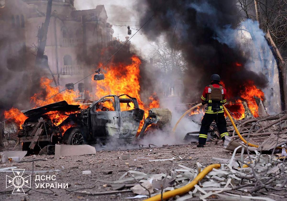 Un rescatista ucraniano trabaja para extinguir un incendio en el lugar de un ataque con misiles en Sumy