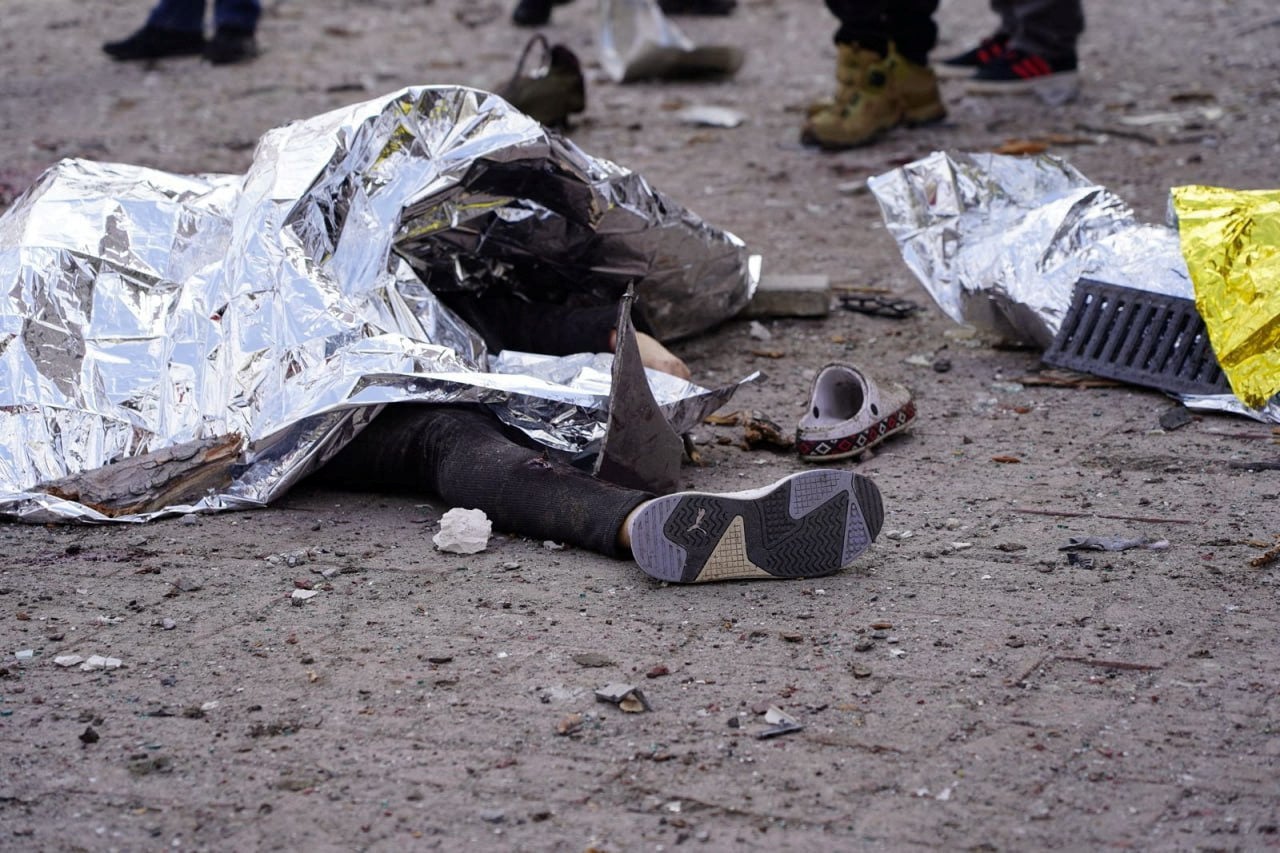 Los cadáveres de los residentes yacen en el lugar del ataque ruso en Sumi