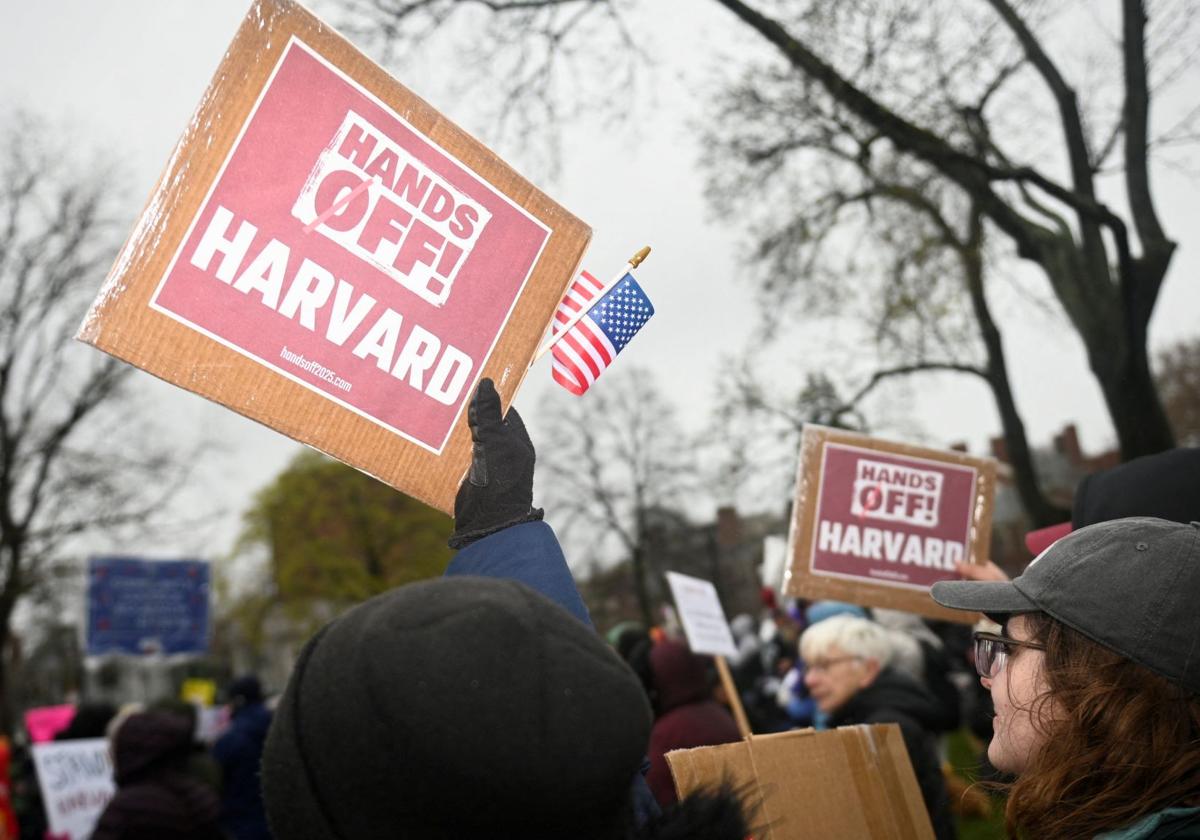 Protestas en Cambridge Common contra el intento del Gobierno de injerencia en Harvard
