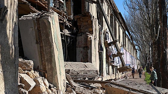 Al menos ocho heridos tras un ataque de drones rusos contra edificios civiles en Odesa