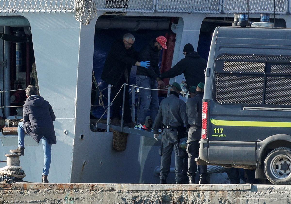 Un inmigrante desembarca en Albania como parte del acuerdo migratorio con Italia