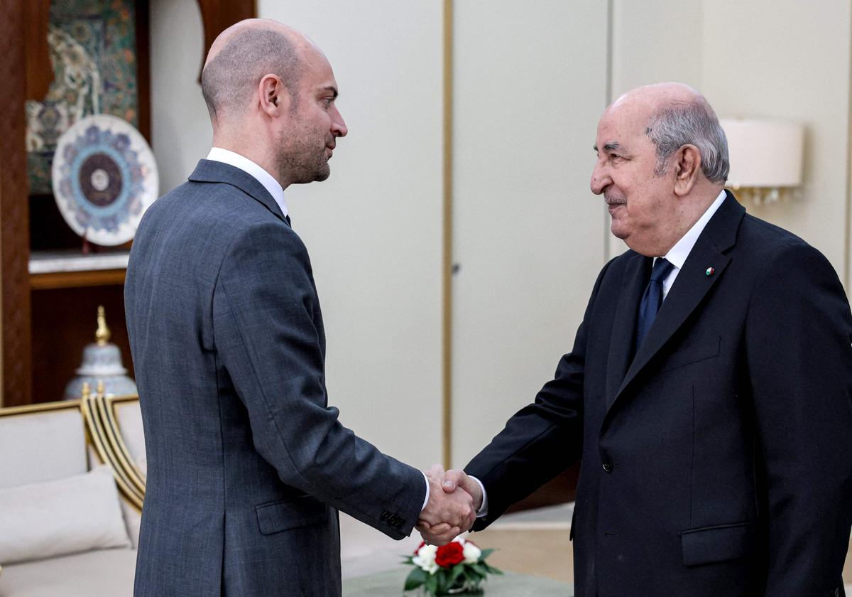 El ministro de Exteriores francés saluda al primer ministro argelino en una imagen de archivo
