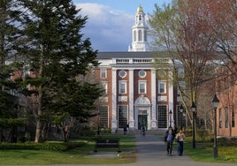 Trump cancela otros 2,7 millones de dólares en subvenciones a Harvard