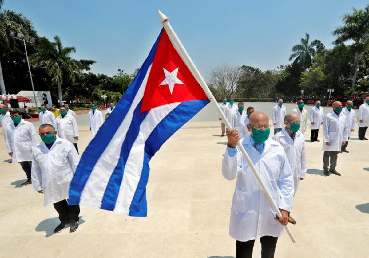 Acto de médicos cubanos en La Habana antes de volar a Italia golpeada por el Covid-19 en 2020