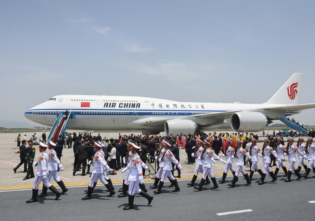 La guardia de honor de Vietnam se prepara para recibir al presidente chino, Xi Jinping, durante su reciente visita a Hanói