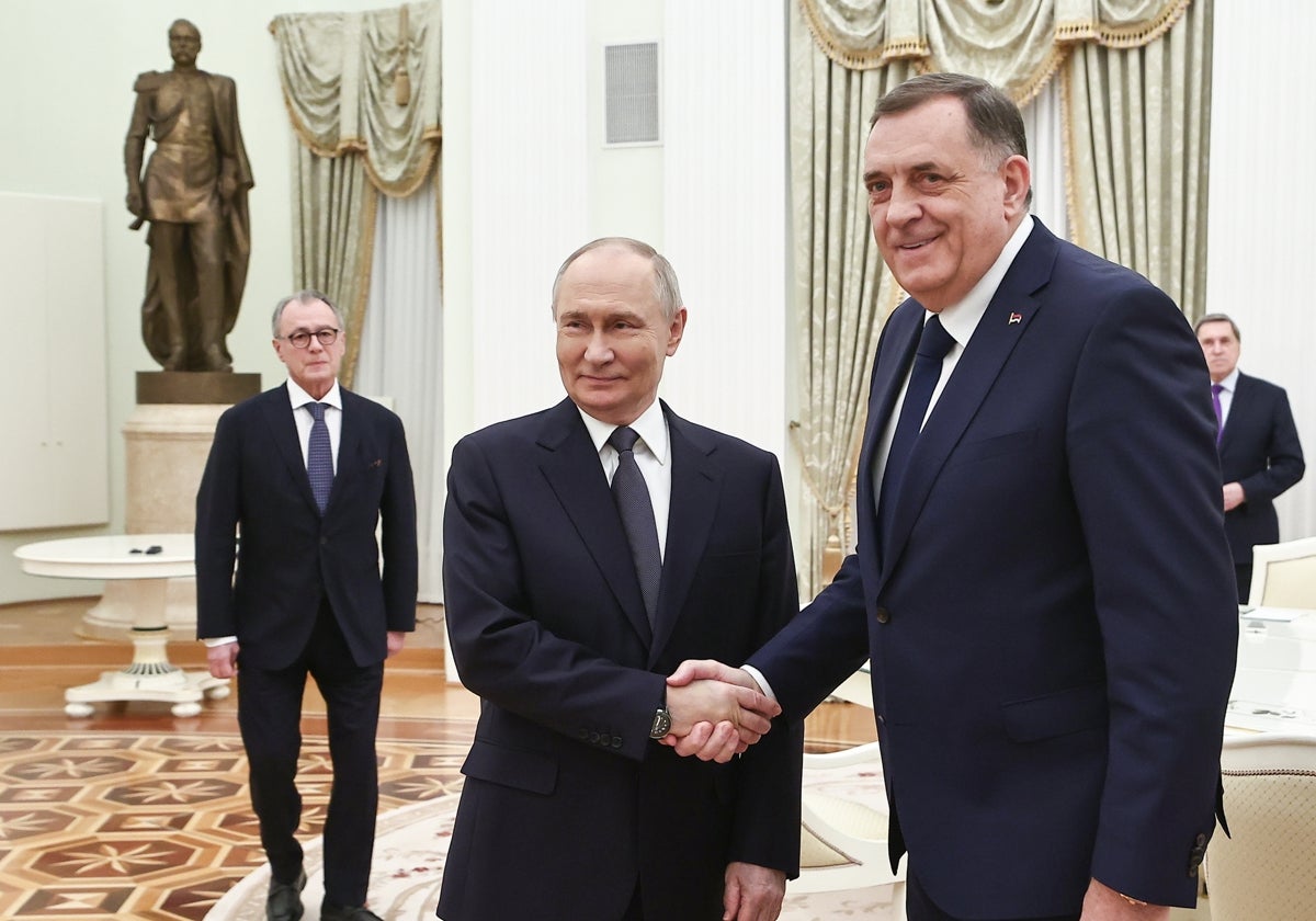 El presidente de la República serbobosnia de Srpska, Milorad Dodik, en su visita al Kremlin, donde estrecha la mano del presidente Vladímir Putin, el pasado 1 de abril. Dodik llegó a la capital rusa a pesar de una orden de arresto internacional emitida en su contra