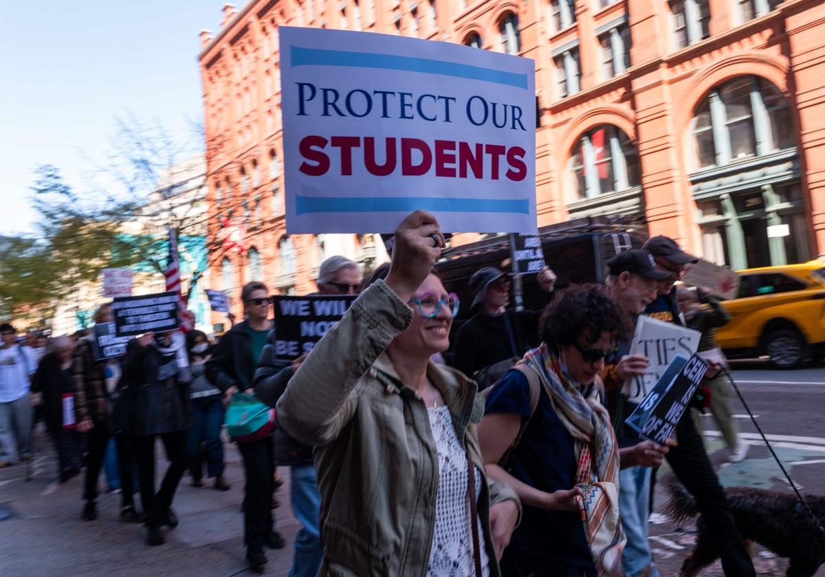 Estudiantes universitarios protestan contra la injerencia de Donald Trump.