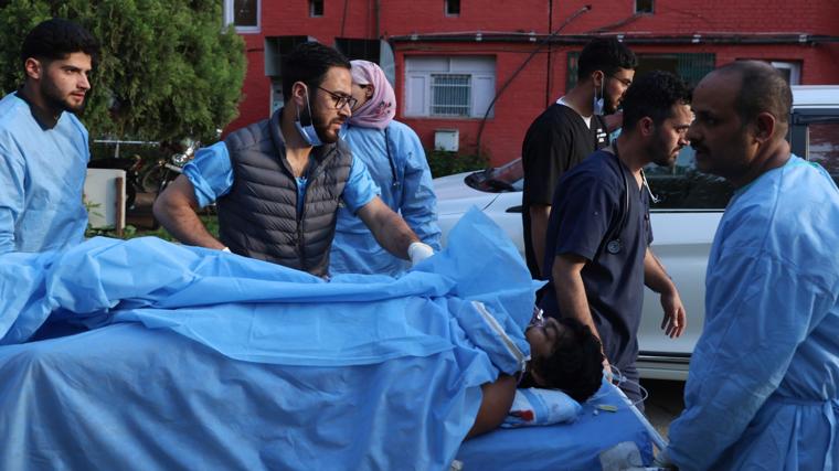 Paramédicos trasladan a un turista herido en un hospital de Anantnag