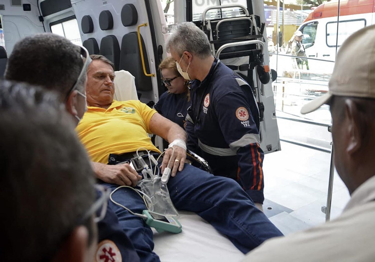 El expresidente brasileño Jair Bolsonaro llega en ambulancia al Hospital de Río Grande en Natal, estado de Río Grande del Norte, Brasil.