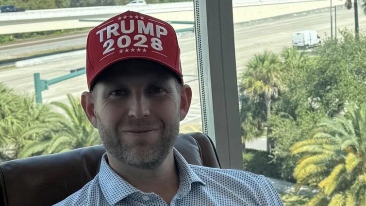 Los Trump entran de lleno en la campaña para un tercer mandato: su hijo Eric posa con una gorra para 2028