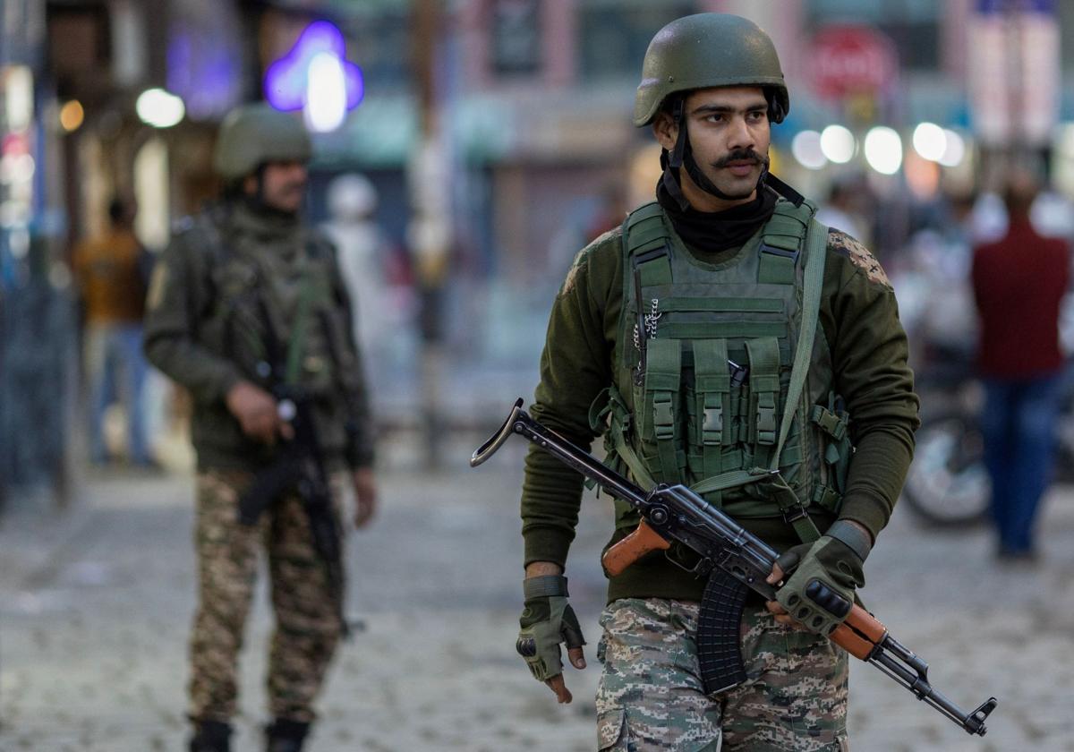 Soldados indios patrullando la región de Pahalgam
