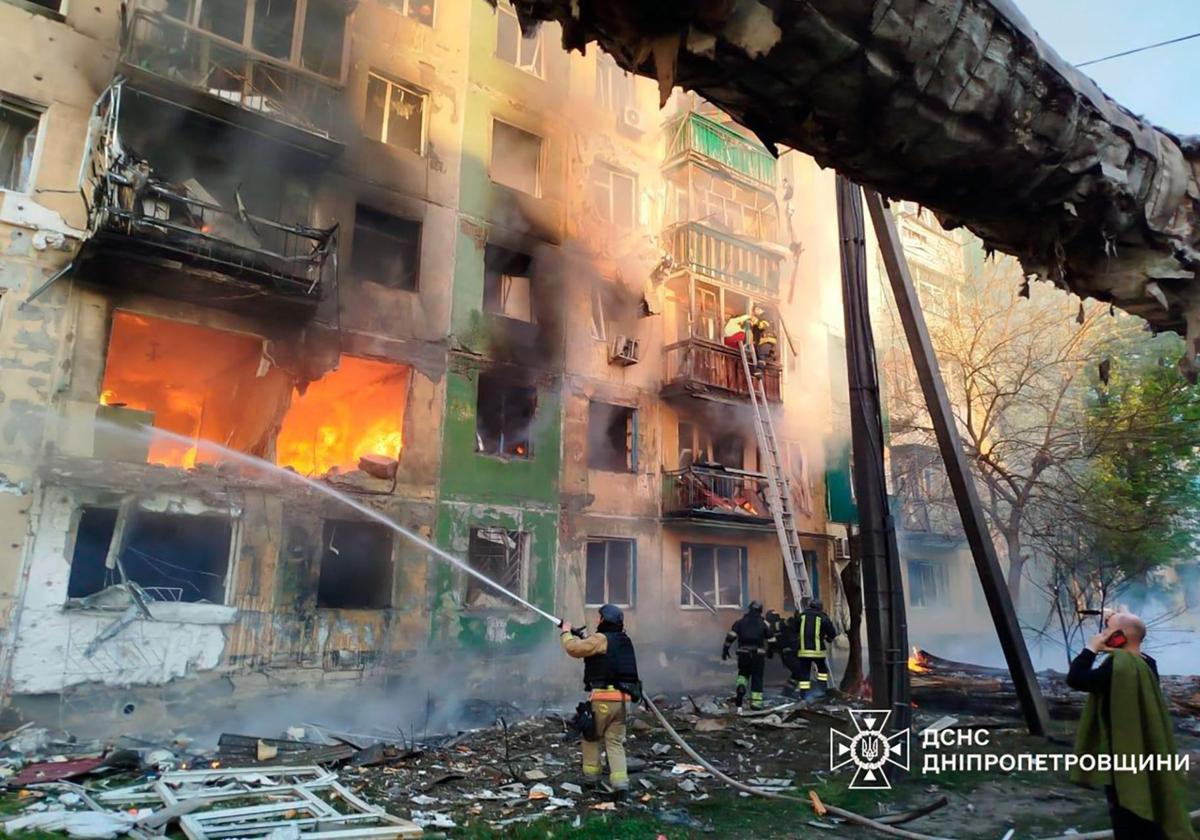 El Servicio de Emergencias de Ucrania trabaja para extinguir un incendio tras un ataque con drones en Pavlograd