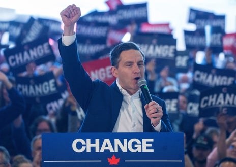 Imagen secundaria 1 - Arriba, Mark Carney líder de los Liberales y Poilievre, líder conservador. A la derecha, Trudeau