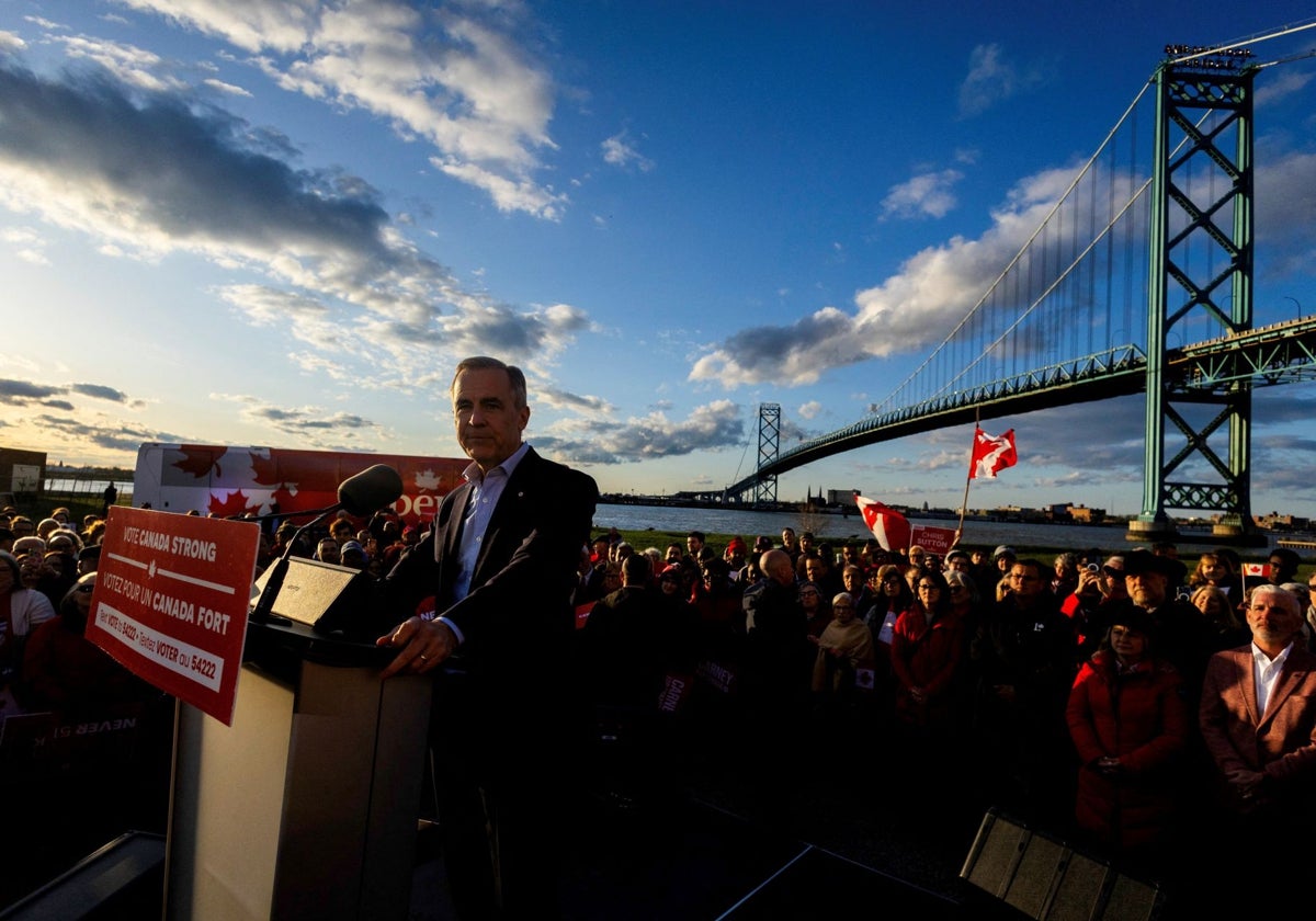 El primer ministro de Canadá , Mark Carney, hace campaña en Windsor , Ontario.