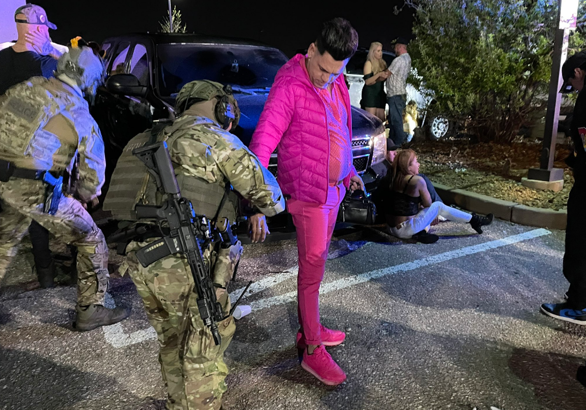 Las autoridades estadounidenses deteniendo a los inmigrantes que estaban en la discoteca en la ciudad de Colorado Springs