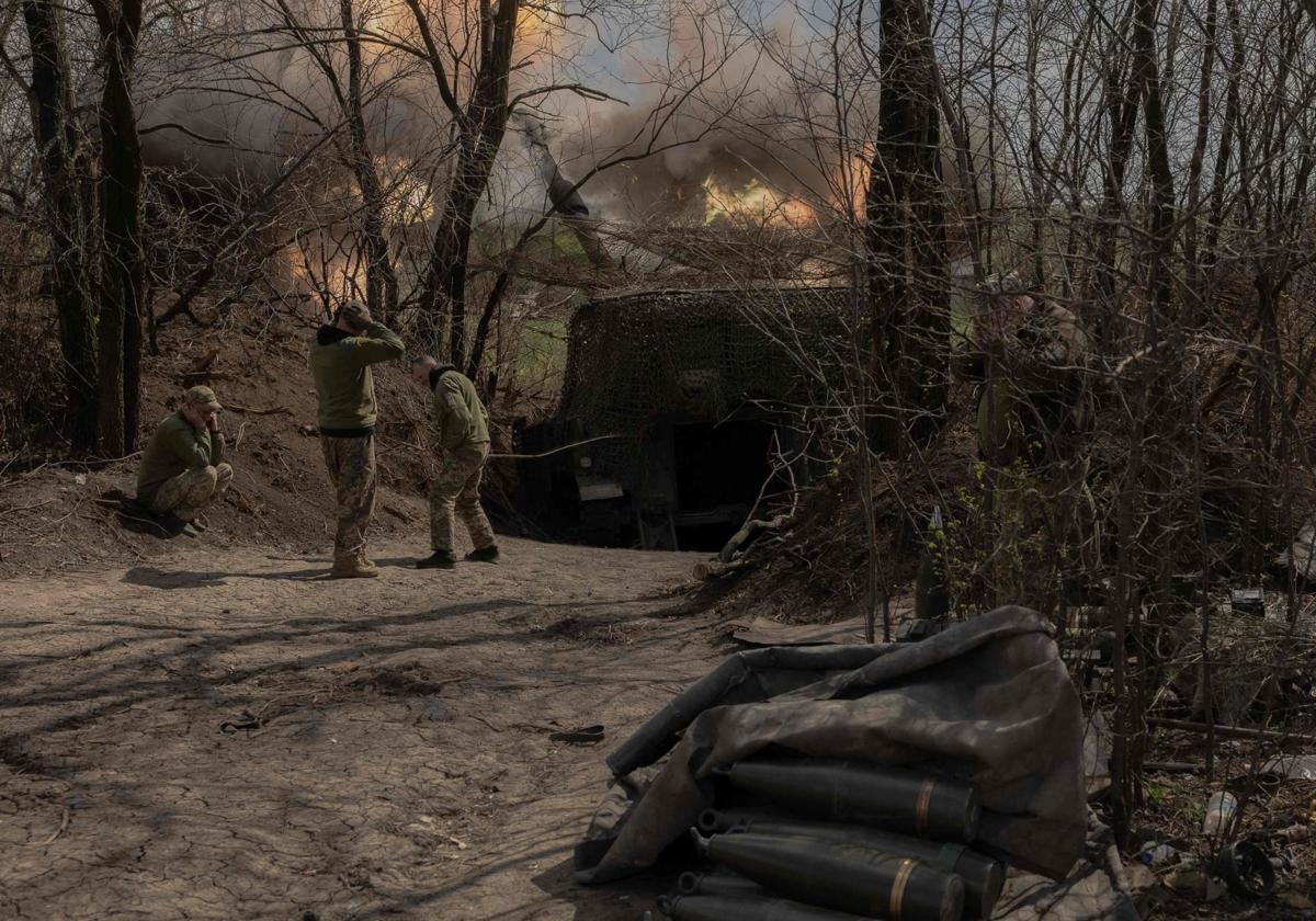 Militares ucranianos disparan un obús contra las fuerzas rusas