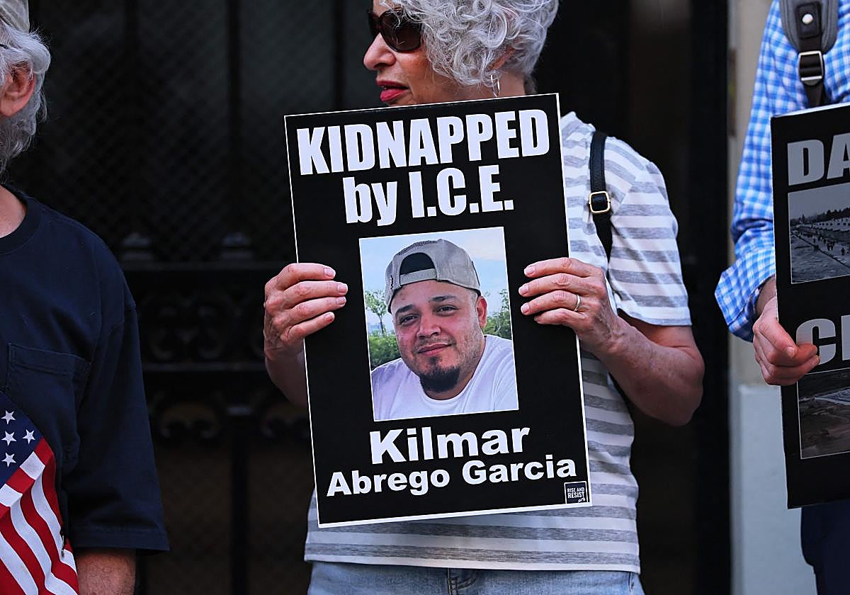 Una manifestante porta un cartel que denuncia la deportación por error de Kilmer Abrego García