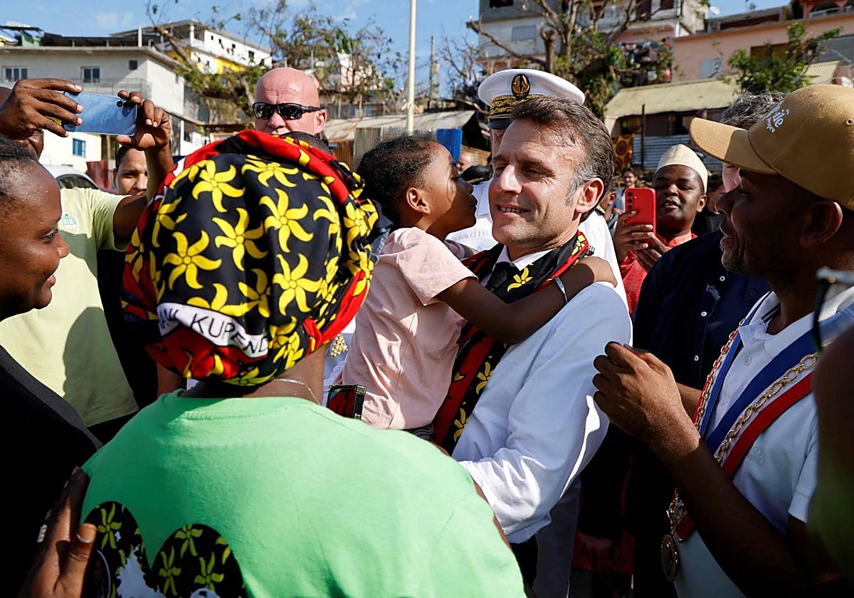 El presidente francés, Emmanuel Macron, visitó a los damnificados del ciclón en el archipiélago Mayotte el pasado diciembre