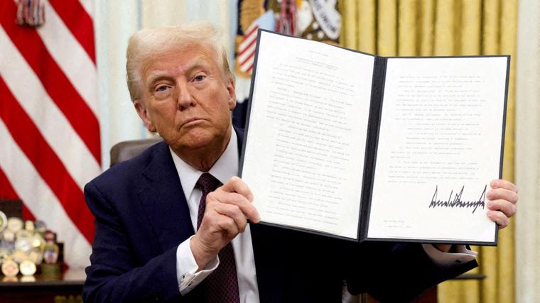 Trump, tras firmar una de sus más de cien órdenes ejecutivas de este inicio de mandato