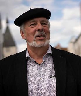 Imagen secundaria 2 - Arriba, un habitante de la ciudad, frente a la casa natal de Hitler. Debajo, a la izquierda, un póster de Braunau. A la derecha, Florian Kotanko