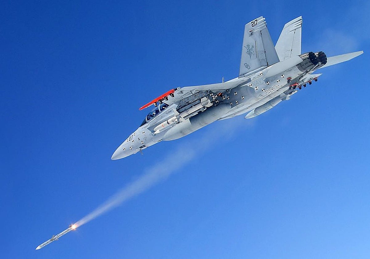 Un avión F/A-18F lanza un misil AIM-120D