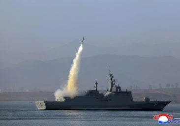 Corea del Norte presenta su nuevo buque de guerra con pruebas de fuego real