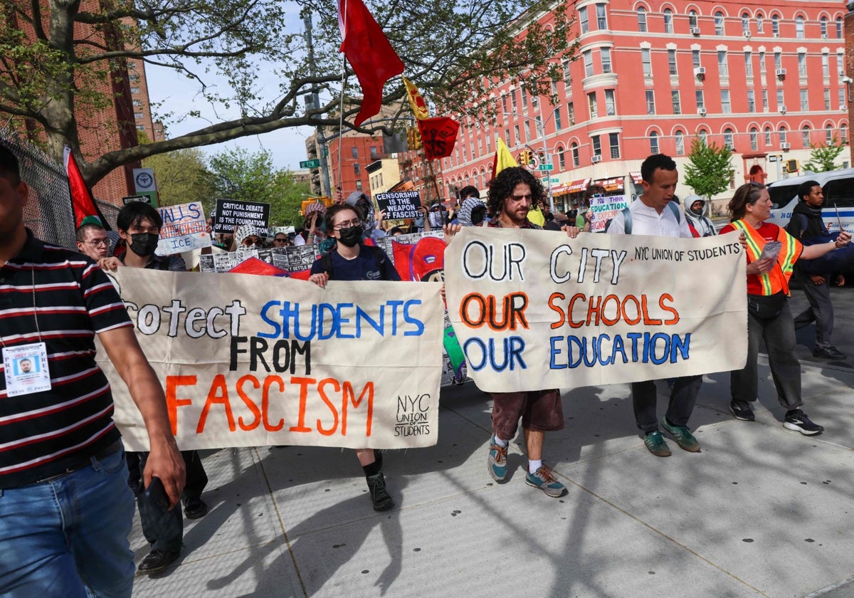 Manifestantes marchan desde City College hasta la Universidad de Columbia para protestar contra las políticas de Trump