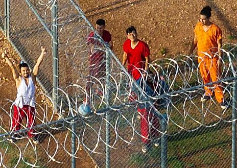 Imagen secundaria 1 - Algunos de los presos hacen señales al dron de Reuters para pedir ayuda