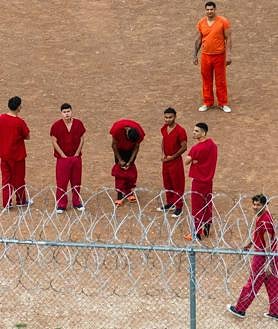 Imagen secundaria 2 - Algunos de los presos hacen señales al dron de Reuters para pedir ayuda